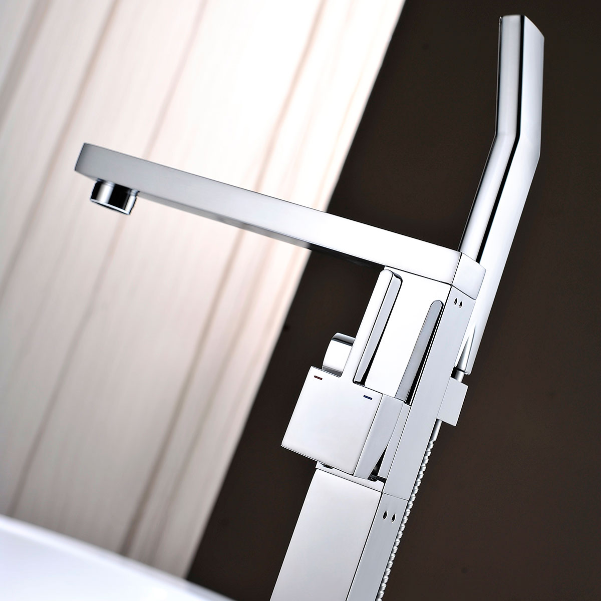 Смеситель для ванны напольный Vincea  VTF-101CH хром